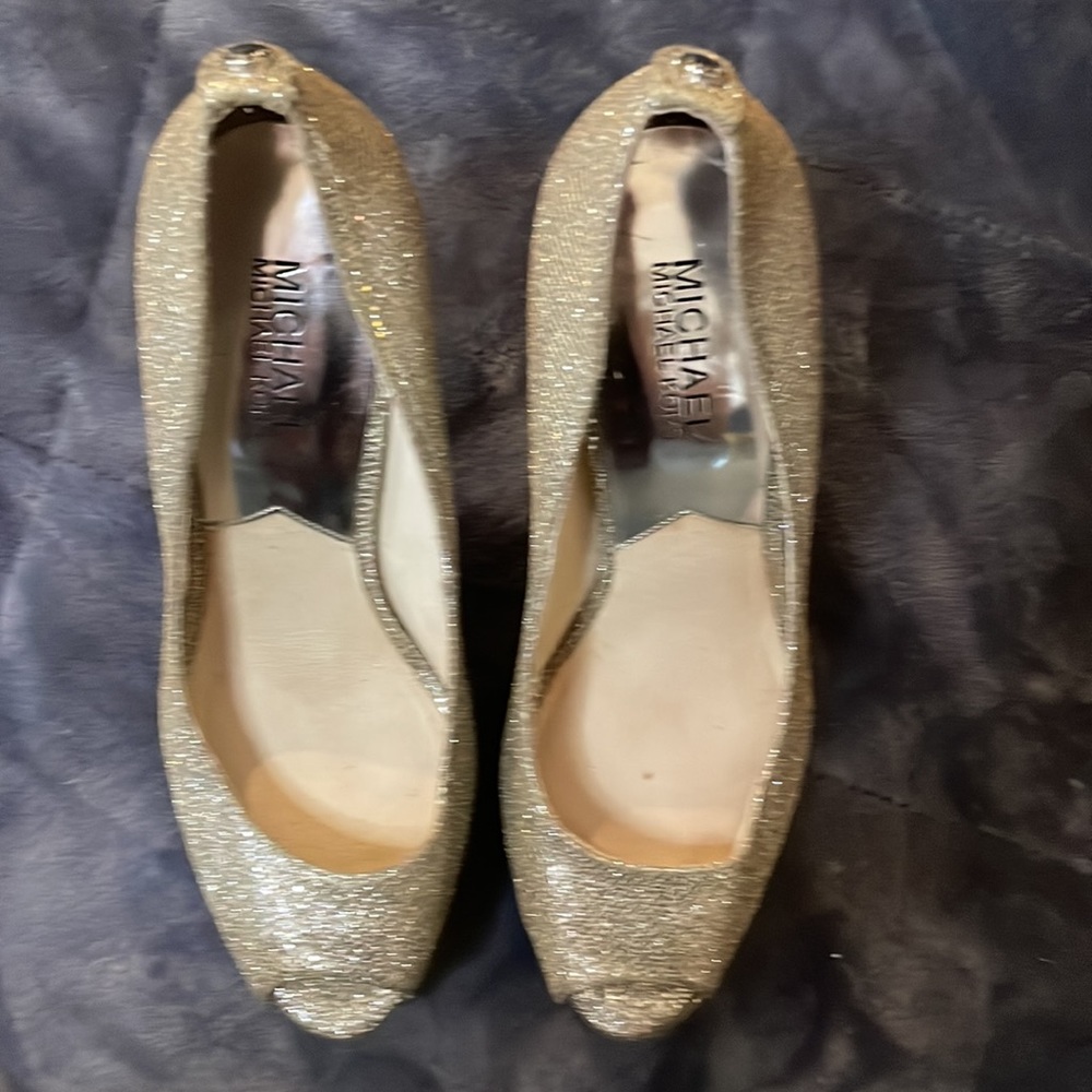Michael Kors Woman’s Metallic York Glitter Platform peep-toe pump. - Picture 5 of 6